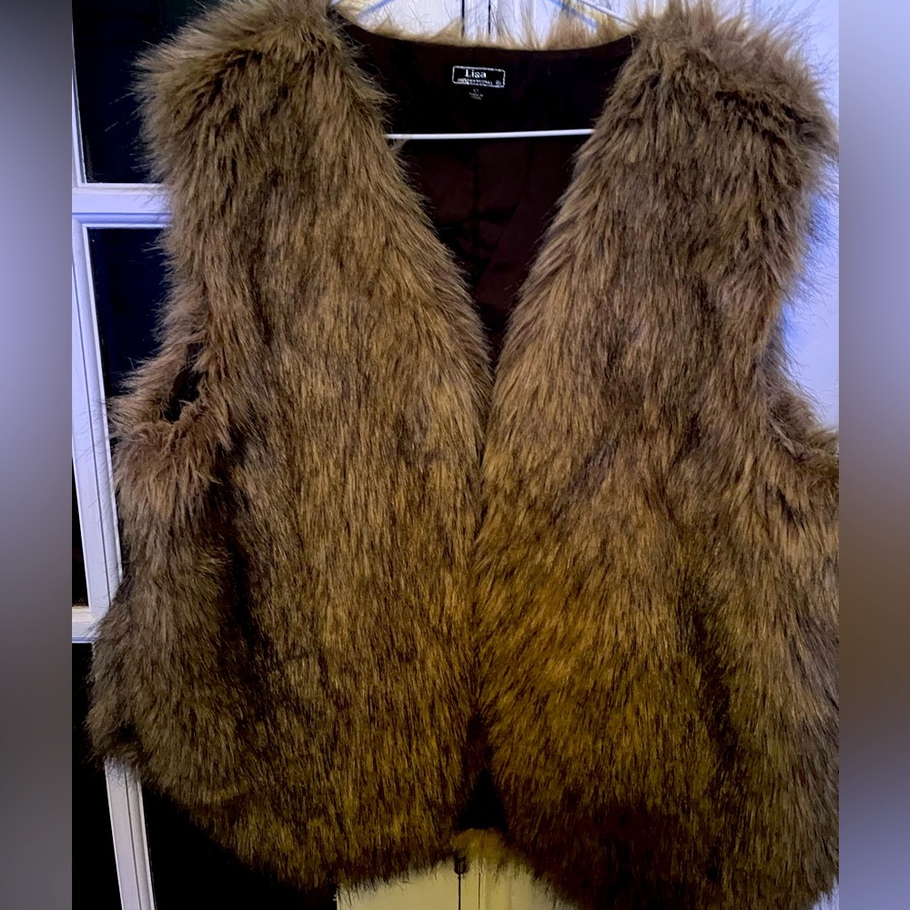 Beautiful Lisa International Faux Fir Vest XL